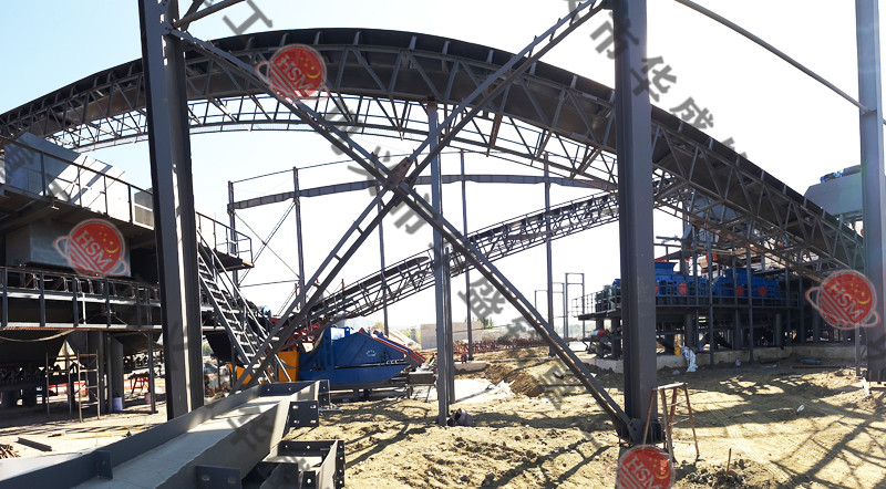 全自動液壓對輥制砂機安裝現場