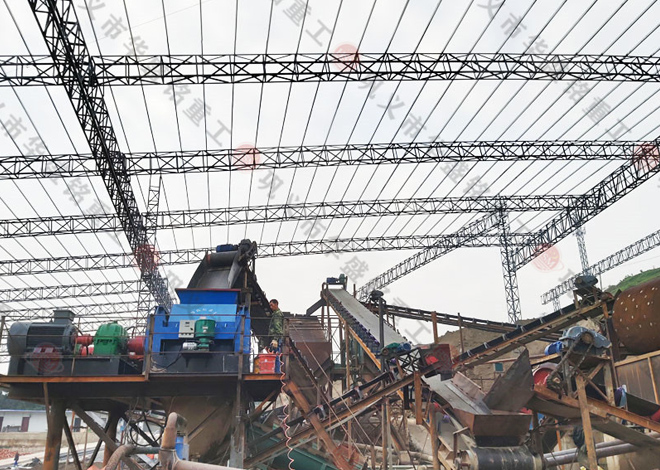 小型對輥制砂機(jī)三臺一起發(fā)往貴陽